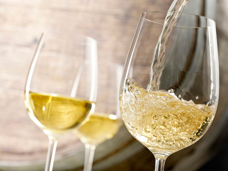Rượu vang trắng mang hương vị đặc trưng của trái cây nhiệt đới với nồng độ cồn khá nhẹ