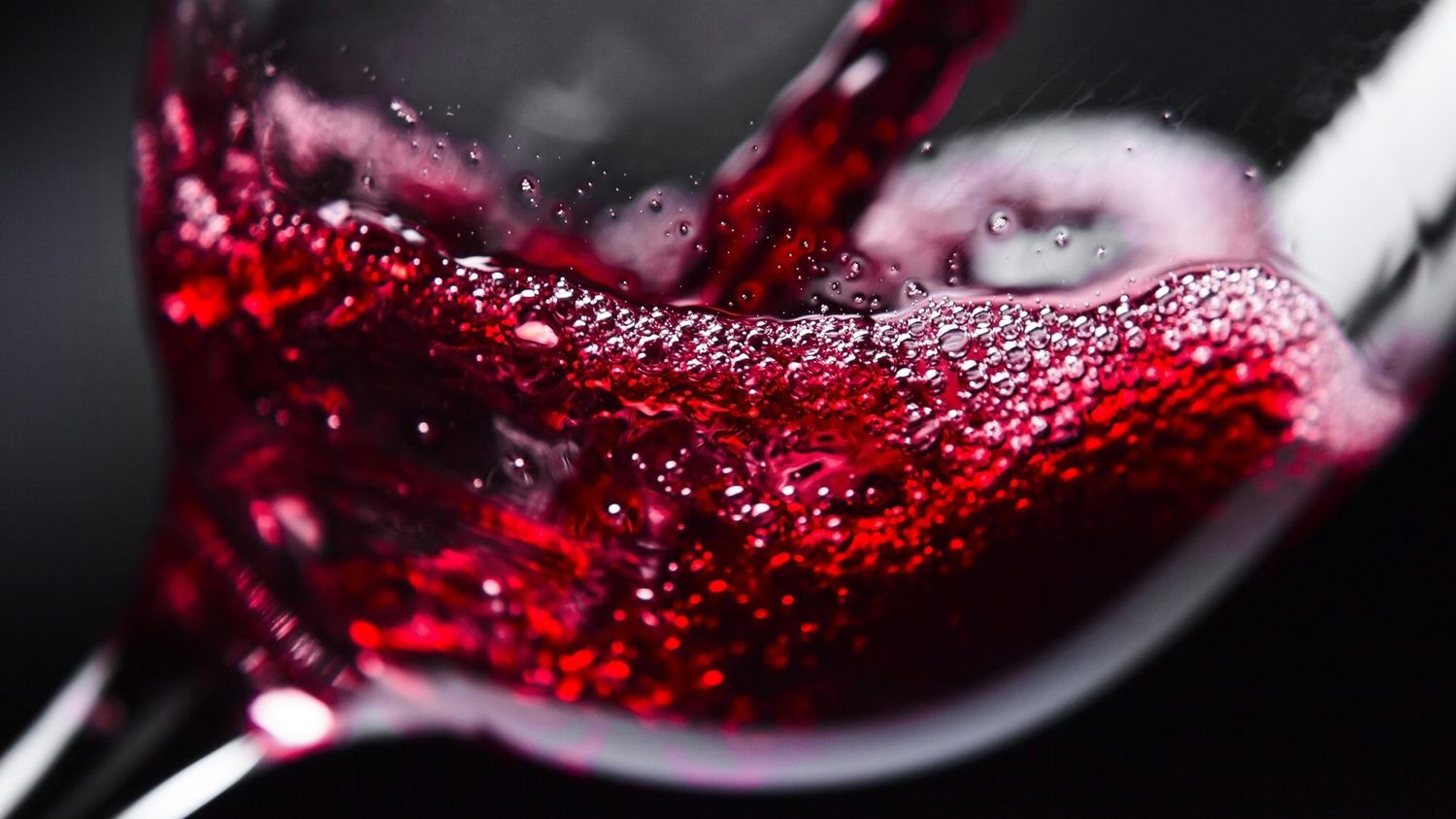 Rượu vang đỏ là một thức uống có lịch sử lâu đời