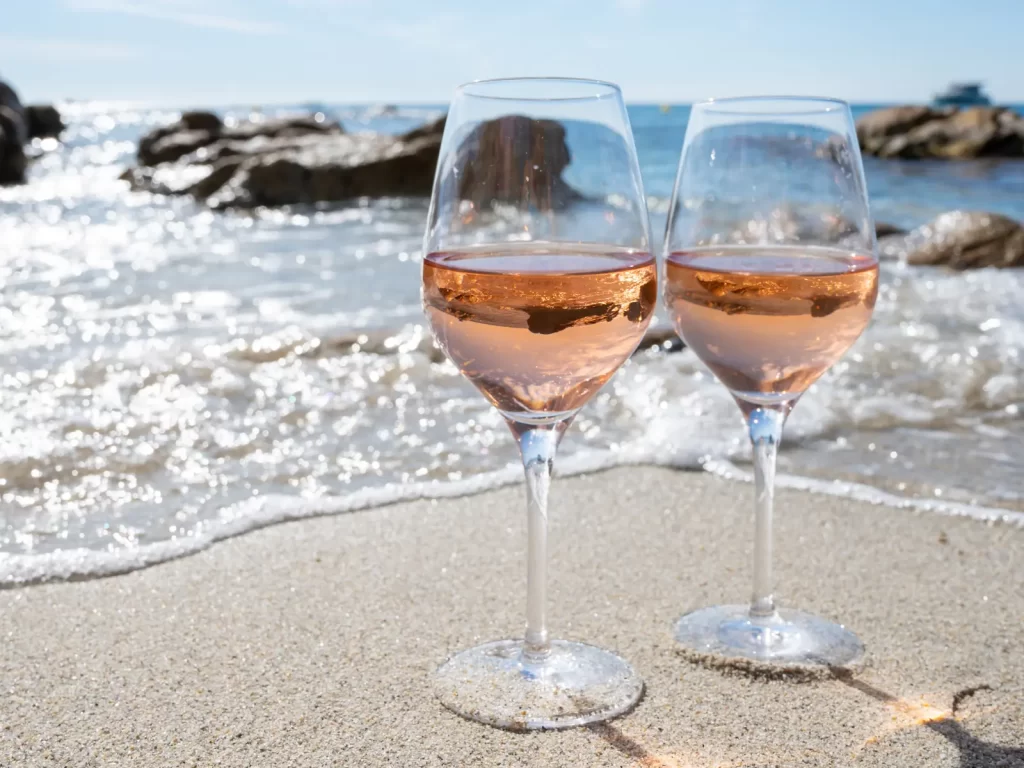 Rượu vang hồng là một loại rượu vang tươi mát, nhẹ nhàng